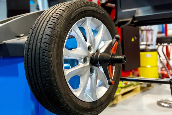 Rueda instalada en una máquina de equilibrado