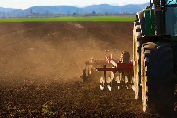 Tractor trabajando en un campo de la zona agrícola