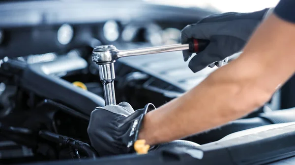 Trabajo de mecánica general en el compartimento motor de un vehículo