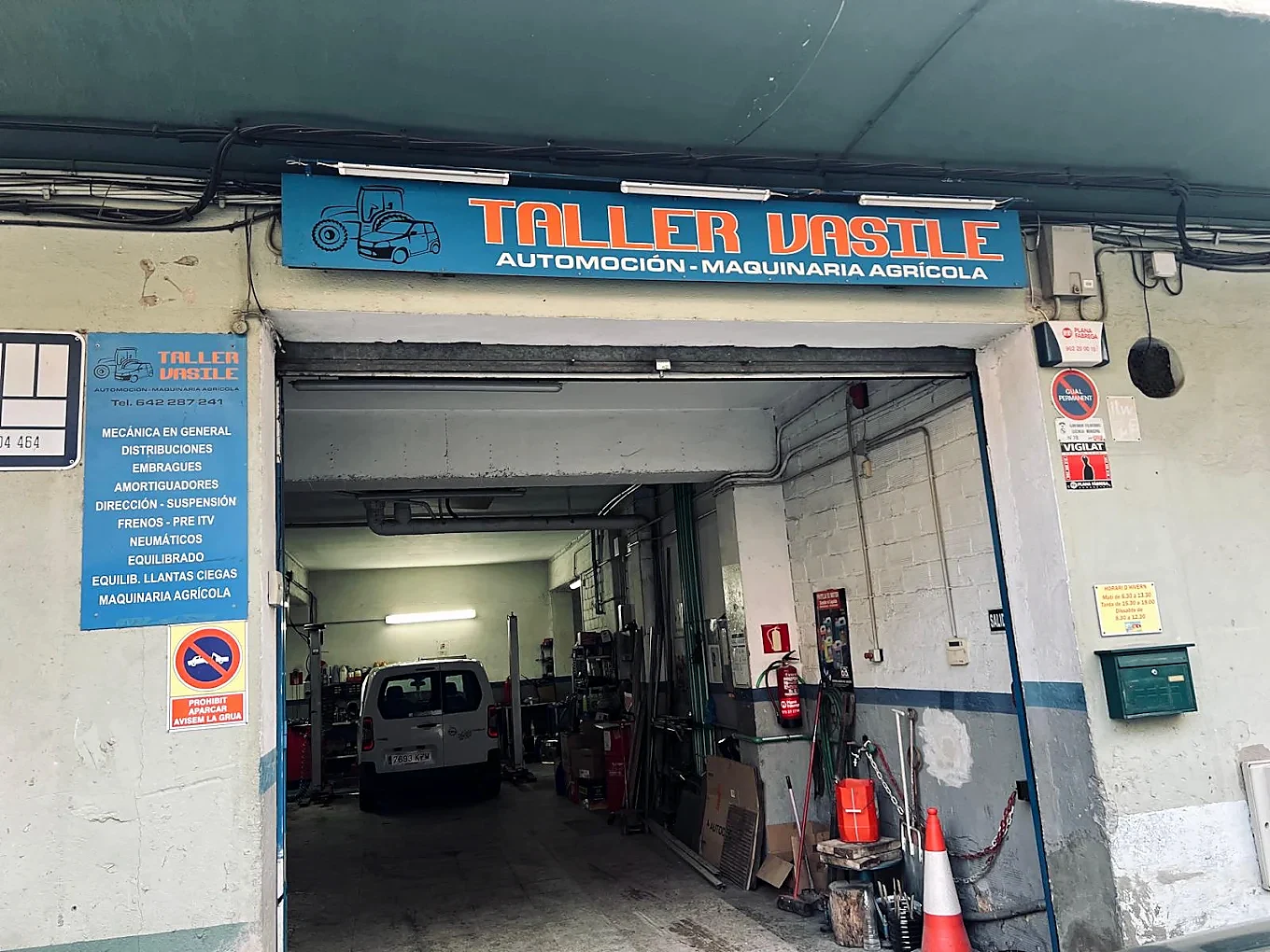 Entrada e interior del Taller Vasile en Albatàrrec