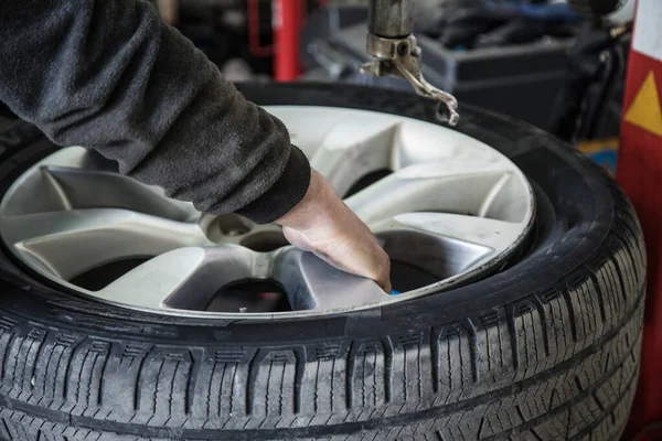 Reparación de llanta de coche